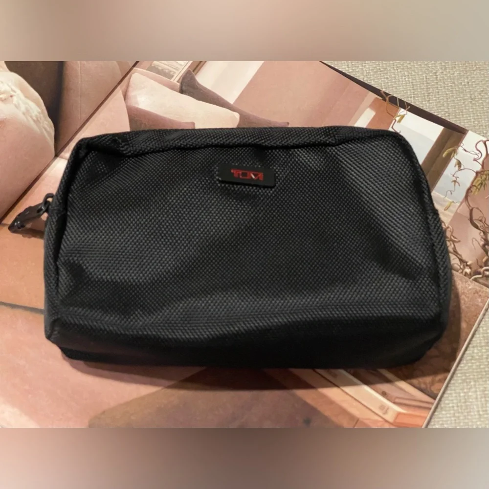 Tumi For Delta Unisex Toiletry Case/Cosmetic Pouch/Accessory Case Black/Red Logo